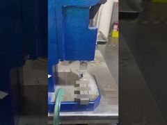 Video over het handmatig buigen van de batterijterminal